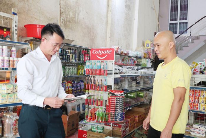 Tuyên truyền chính sách thuế tới hộ kinh doanh trên địa bàn xã Chiềng Mai.