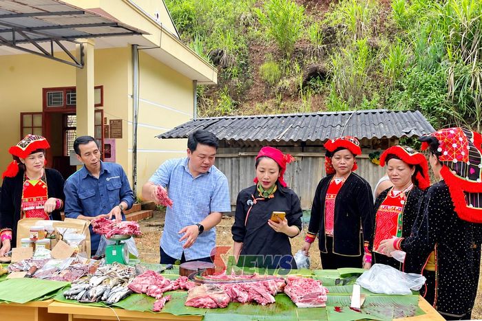 Ủy ban MTTQ Việt Nam xã Gia Phù tổ chức chương trình livestream “Về bản chốt đơn” tại bản Phiêng Lương.