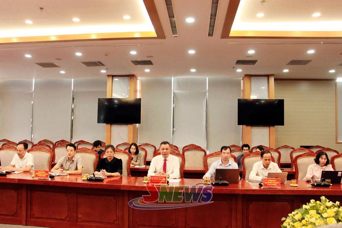 Đồng chí Phó Chủ tịch UBND tỉnh và lãnh đạo các sở, ngành liên quan tại cuộc làm việc.