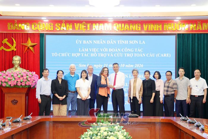 Lãnh đạo UBND tỉnh và Đoàn Công tác tổ chức CARE chụp ảnh lưu niệm.