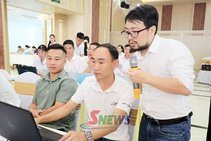 Giảng viên hướng dẫn học viên cách sử dụng phần mềm AI.