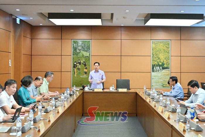 Đại biểu Hoàng Văn Nghiệm - Uỷ viên Ban chấp hành Trung ương Đảng, Bí thư Tỉnh ủy, Trưởng Đoàn ĐBQH tỉnh Sơn La chủ trì thảo luận