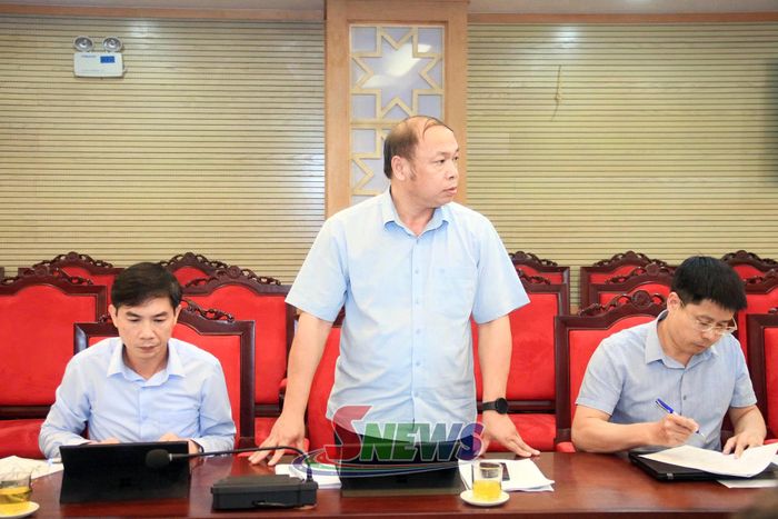 Lãnh đạo Sở Giáo dục và Đào tạo phát biểu tại cuộc họp.