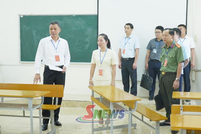 Đồng chí Phó Chủ tịch UBND tỉnh, Chủ tịch Hội đồng tuyển dụng công chức tỉnh Sơn La năm 2026 kiểm tra phòng thi.