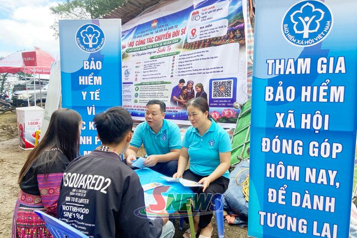 Cán bộ Bảo hiểm xã hội cơ sở Phù Yên tư vấn, hướng dẫn người dân tiếp cận các chính sách bảo hiểm.