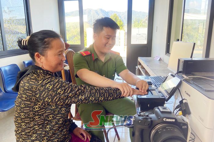 Công an xã Suối Tọ cấp đổi thẻ căn cước cho nhân dân.