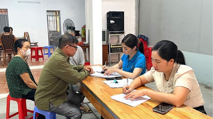 Người dân trên địa bàn tỉnh đăng ký nhận lương hưu và trợ cấp qua hình thức thanh toán không dùng tiền mặt.