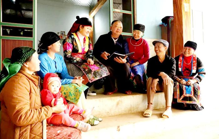 Người có uy tín trong dòng họ Giàng, xã Cán Tỷ vận động bà con đồng bào dân tộc Mông xóa bỏ hủ tục lạc hậu.