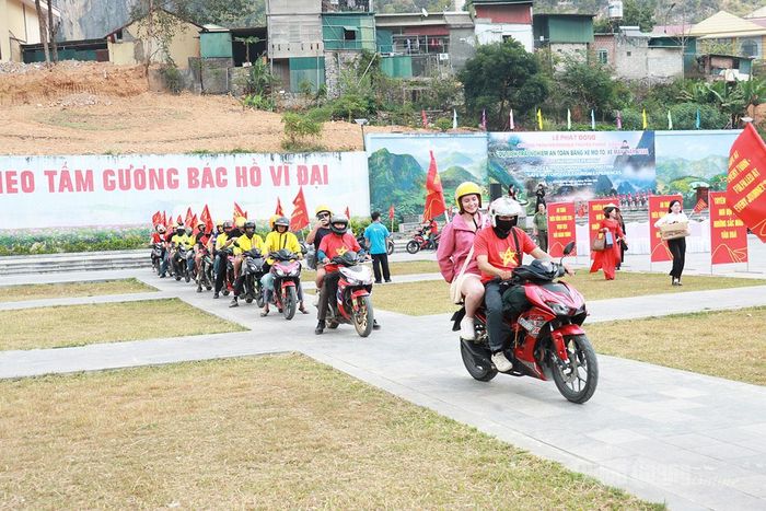 Đoàn Roadshow gồm 100 xe mô tô, xe máy xuất phát từ Quảng trường Thanh niên xã Đồng Văn, bắt đầu hành trình trải nghiệm an toàn qua đèo Mã Pì Lèng đến xã Mèo Vạc.