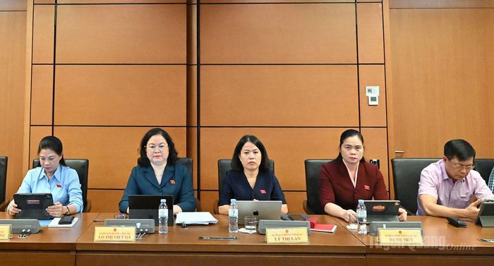 Đồng chí Lê Thị Kim Dung, Phó Bí thư Thường trực Tỉnh ủy, Trưởng đoàn ĐBQH tỉnh Tuyên Quang khóa XVI và đại biểu dự thảo luận tổ.