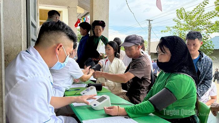 Người dân xã Đồng Văn được khám sức khoẻ miễn phí.