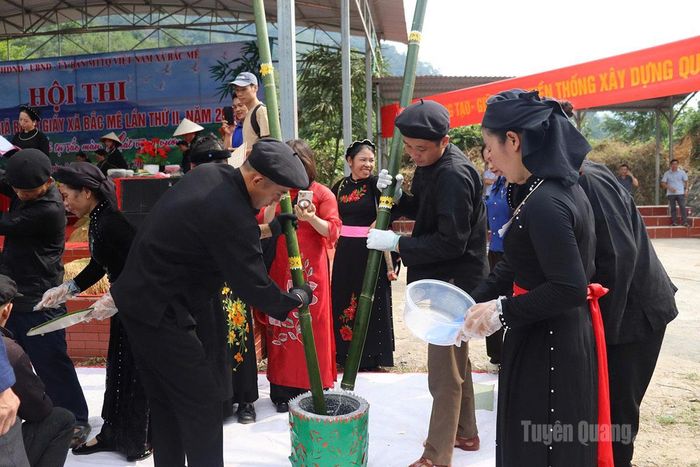 Các đội thi làm bánh giầy.