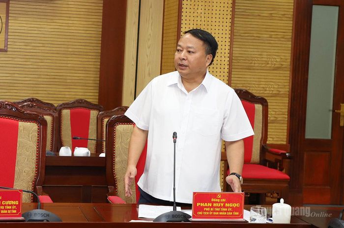 Phó Bí thư Tỉnh ủy, Chủ tịch UBND tỉnh Phan Huy Ngọc phát biểu tại phiên họp.