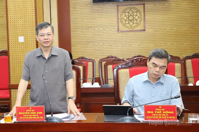 Phó Bí thư Tỉnh ủy, Chủ tịch HĐND tỉnh Nguyễn Văn Sơn phát biểu tại phiên họp.
