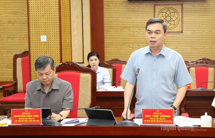 Phó Bí thư Tỉnh ủy, Chủ tịch Ủy ban MTTQ tỉnh Ma Thế Hồng phát biểu tại phiên họp.