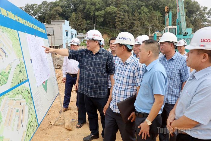 Phó Chủ tịch UBND tỉnh Hoàng Gia Long kiểm tra đường găng tiến độ việc thi công tại Trường PTNT liên cấp Tiểu học và THCS Bản Máy.