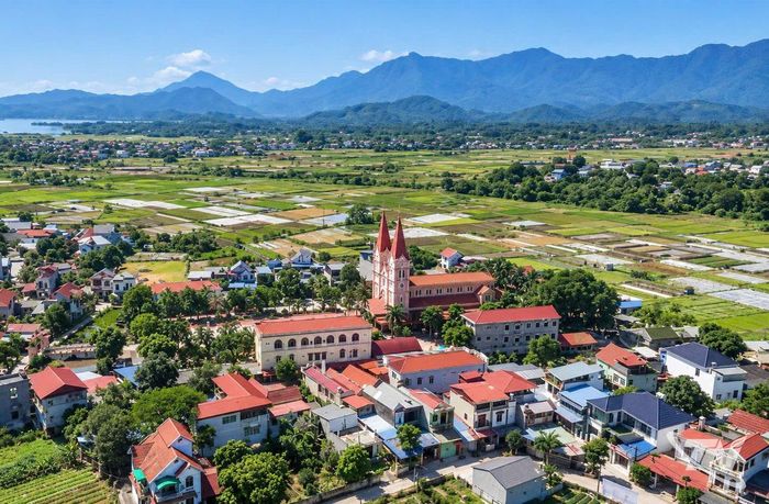Quang cảnh xóm Đồng Cả và Giáo xứ Đại Từ, xã Đại Phúc.