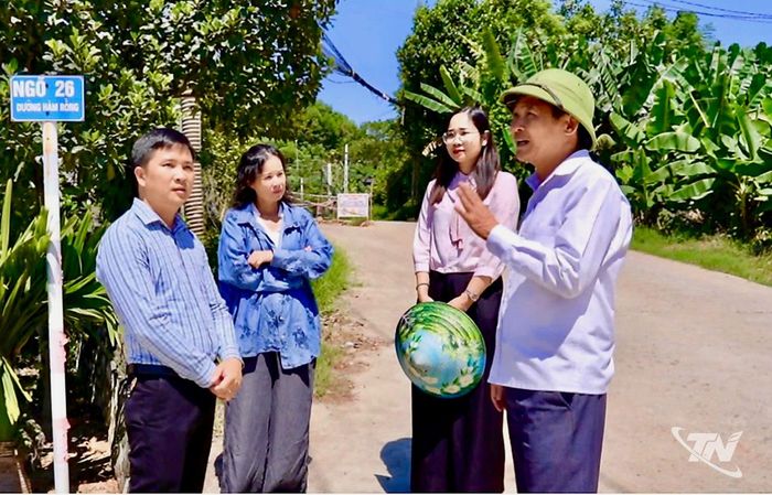Ông Tạ Thanh Tâm, Bí thư Chi bộ thôn Hàm Rồng (ngoài cùng bên phải) trao đổi về việc làm đường ở Hàm Rồng.