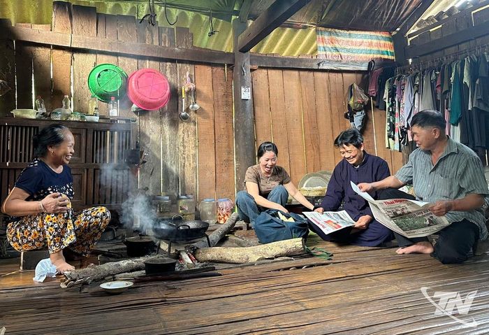 Chị Vũ Thị Ngoan (người thứ 2 từ trái sang) đến thăm hỏi, nắm bắt tình hình đời sống của bà con.