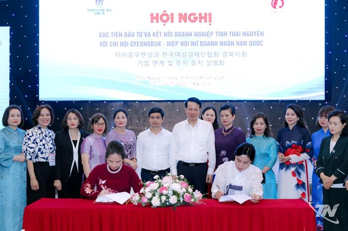 Chủ tịch Hội Nữ doanh nhân tỉnh Thái Nguyên Nguyễn Thị Vinh và Chủ tịch Chi hội Nữ doanh nhân tỉnh Gyeongsangbuk-do (Hàn Quốc) Nam Yeong Nam ký Biên bản ghi nhớ.