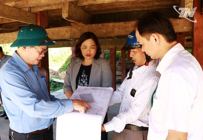 Thời gian vừa qua, HĐND tỉnh đã tăng cường khảo sát, nắm tình hình tiến độ triển khai các chương trình, dự án trọng điểm tại nhiều địa phương. (Trong ảnh: Đoàn khảo sát của HĐND tỉnh khảo sát thực tế tại xã Bằng Thành).