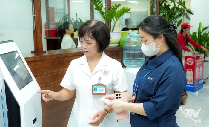 Một số bệnh viện trong tỉnh đã ứng dụng hệ thống lấy số thứ tự tự động qua ki - ốt thông minh, tạo điều kiện thuận lợi cho người dân.