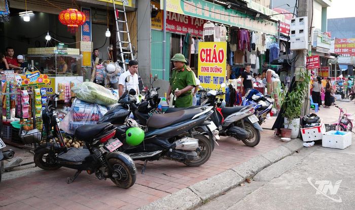 Khu vực cổng Bệnh viện Đa khoa Bắc Kạn vẫn xảy ra tình trạng bán hàng lấn chiếm vỉa hè.