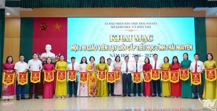 Ban Tổ chức tặng Cờ lưu niệm cho đại diện các đơn vị tham gia Hội thi.