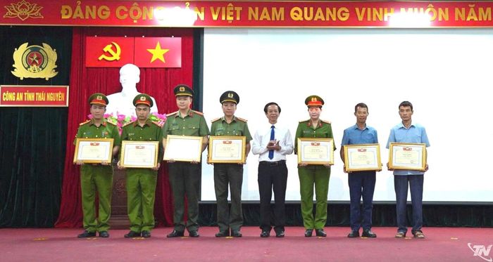 Đồng chí Đàm Quang Tuyến, Phó Chủ tịch Ủy ban MTTQ Việt Nam tỉnh, trao Bằng khen cho các tập thể, cá nhân.