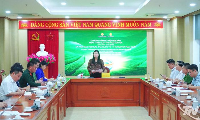 Các đại biểu dự cuộc họp.
