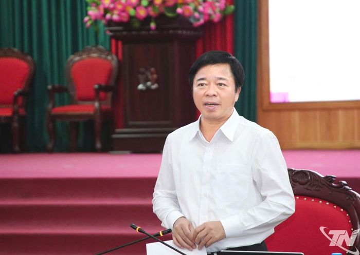 Đồng chí Bùi Văn Lương phát biểu kết luận buổi làm việc.