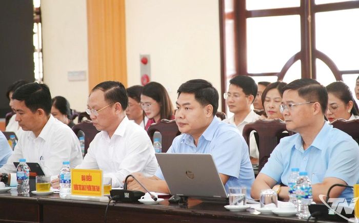 Các đại biểu dự buổi làm việc.