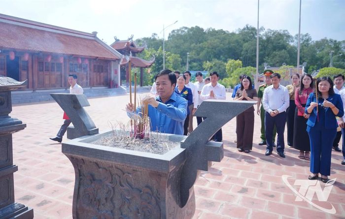Đồng chí Bùi Văn Lương, Phó Bí thư Tỉnh ủy, Chủ tịch HĐND tỉnh, dâng hương tri ân Đức Hoàng đế Lý Nam Đế