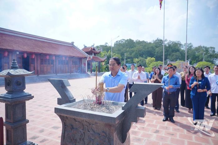 Đồng chí Bí thư Tỉnh ủy Trịnh Xuân Trường cùng Đoàn công tác dâng hương tri ân Đức Hoàng đế Lý Nam Đế.