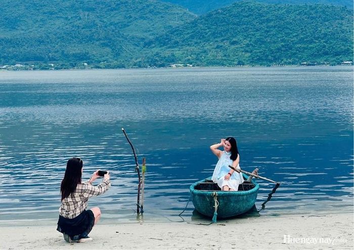Du khách check-in ở đầm Lập An (Lăng Cô). Ảnh: Ngọc Hòa 