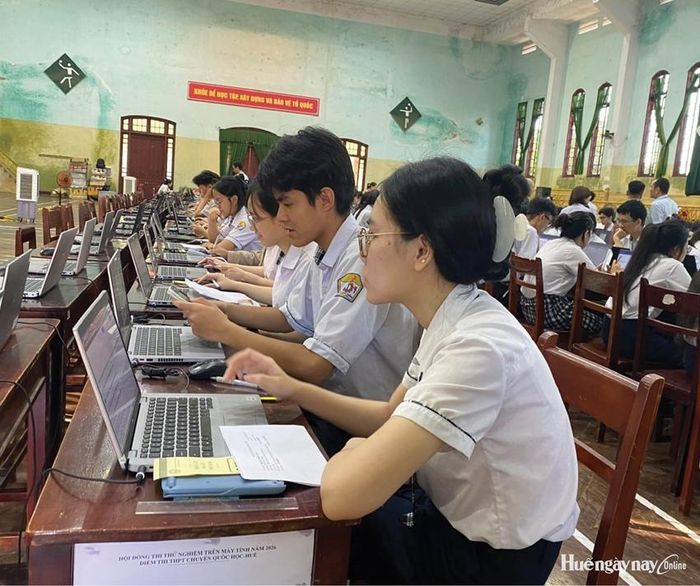 Học sinh tham gia kỳ thi thử tốt nghiệp THPT trên máy tính năm 2026. Ảnh: Trang Hiền
