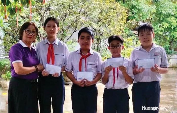 Chi hội Bảo vệ quyền trẻ em Phú Hậu hỗ trợ học tập cho 5 trẻ em mồ côi có hoàn cảnh khó khăn trên địa bàn. Ảnh: Hội BVQTE TP. Huế