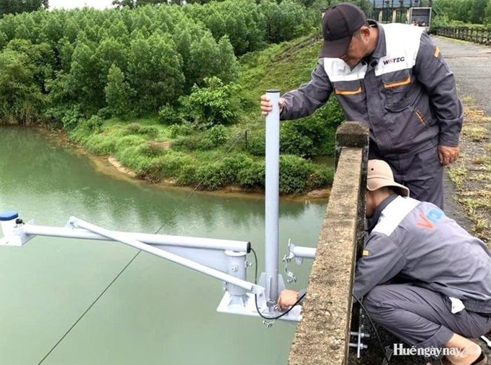 Lắp đặt, bảo dưỡng hệ thống quan trắc tự động, cảnh báo mưa lũ tại các khu vực xung yếu.