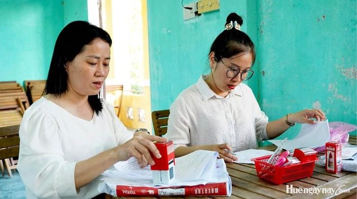 Cán bộ phường Phú Bài đến các vùng xa trung tâm để giải quyết thủ tục hành chính cho người dân.