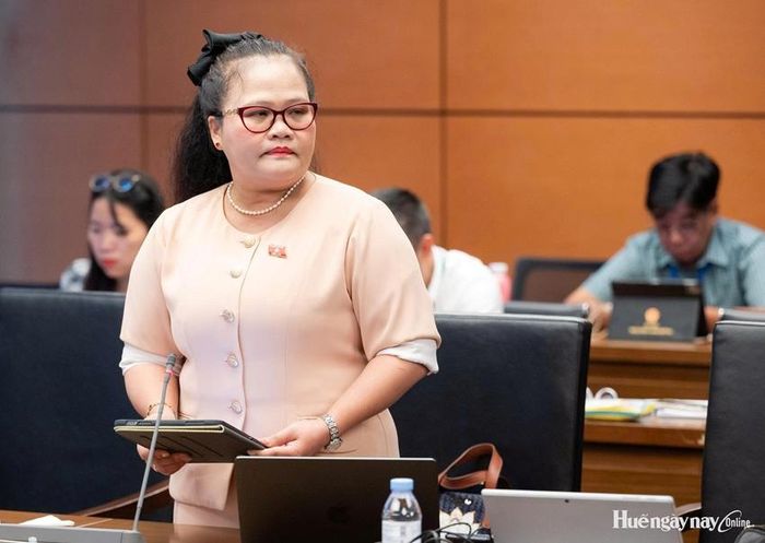 Đại biểu Nguyễn Thị Sửu, Phó Trưởng đoàn ĐBQH chuyên trách TP. Huế  góp ý dự thảo sửa đổi Luật Khám bệnh, chữa bệnh. Ảnh: Đoàn ĐBQH thành phố cung cấp