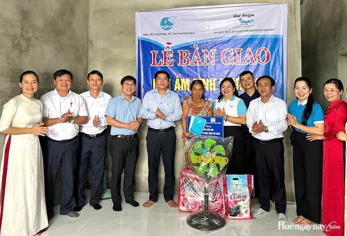  Bàn giao Mái ấm tình thương cho chị Trần Thị Thanh Hằng, thôn Phú Lợi, xã Bình Điền.