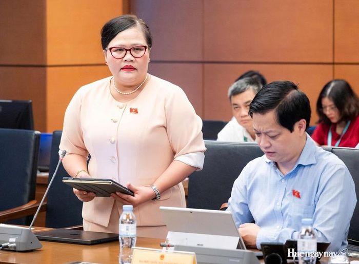 Đại biểu Nguyễn Thị Sửu, Phó Trưởng đoàn ĐBQH chuyên trách TP. Huế cho rằng, cải cách phải giảm chi phí tuân thủ nhưng không được hạ chuẩn an toàn. Ảnh: Đoàn ĐBQH thành phố cung cấp 