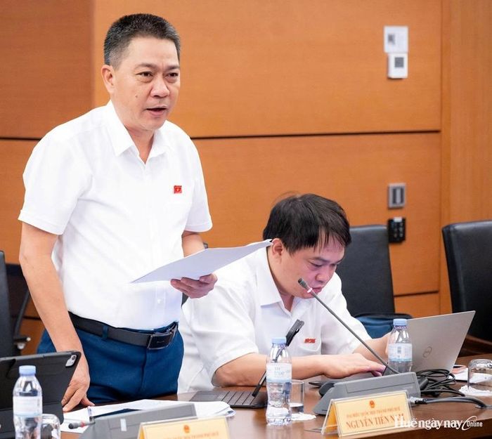 Đại biểu Nguyễn Tiến Nam, Phó Chủ tịch Ủy ban MTTQ Việt Nam TP. Huế tham gia thảo luận. Ảnh: Đoàn ĐBQH thành phố cung cấp 