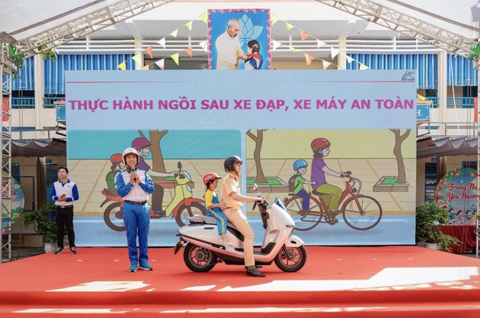 Thực hành ngồi sau xe đạp, xe máy an toàn
