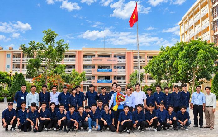 Sinh viên khối ngành Kỹ thuật ô tô học tập dưới sự hướng dẫn của kỹ sư người Hàn Quốc