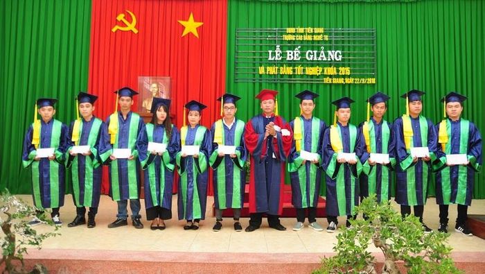 Hiệu trưởng Nguyễn Quang Khải trao bằng tốt nghiệp cho HSSV