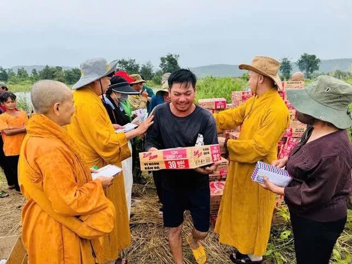Chư tôn đức trao quà đến người dân