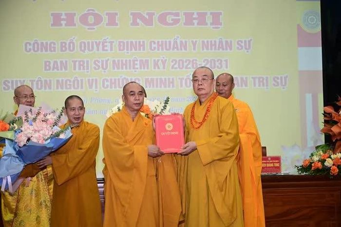 Trưởng lão Hòa thượng Thích Thanh Nhiễu trao quyết định đến Hòa thượng Thích Quảng Tùng và lãnh đạo Ban Trị sự GHPGVN TP.Hải Phòng, nhiệm kỳ 2026-2031