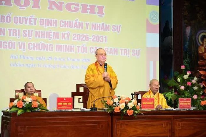 Trưởng lão Hòa thượng Thích Thanh Nhiễu ban đạo từ