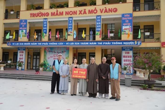 Đoàn từ thiện tại Trường Mầm non xã Mỏ Vàng
